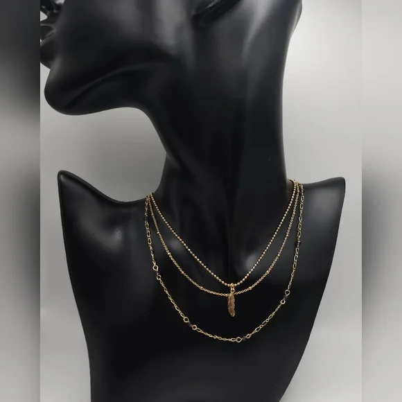 Layered chain feather charm necklace - Picture 3 of 6